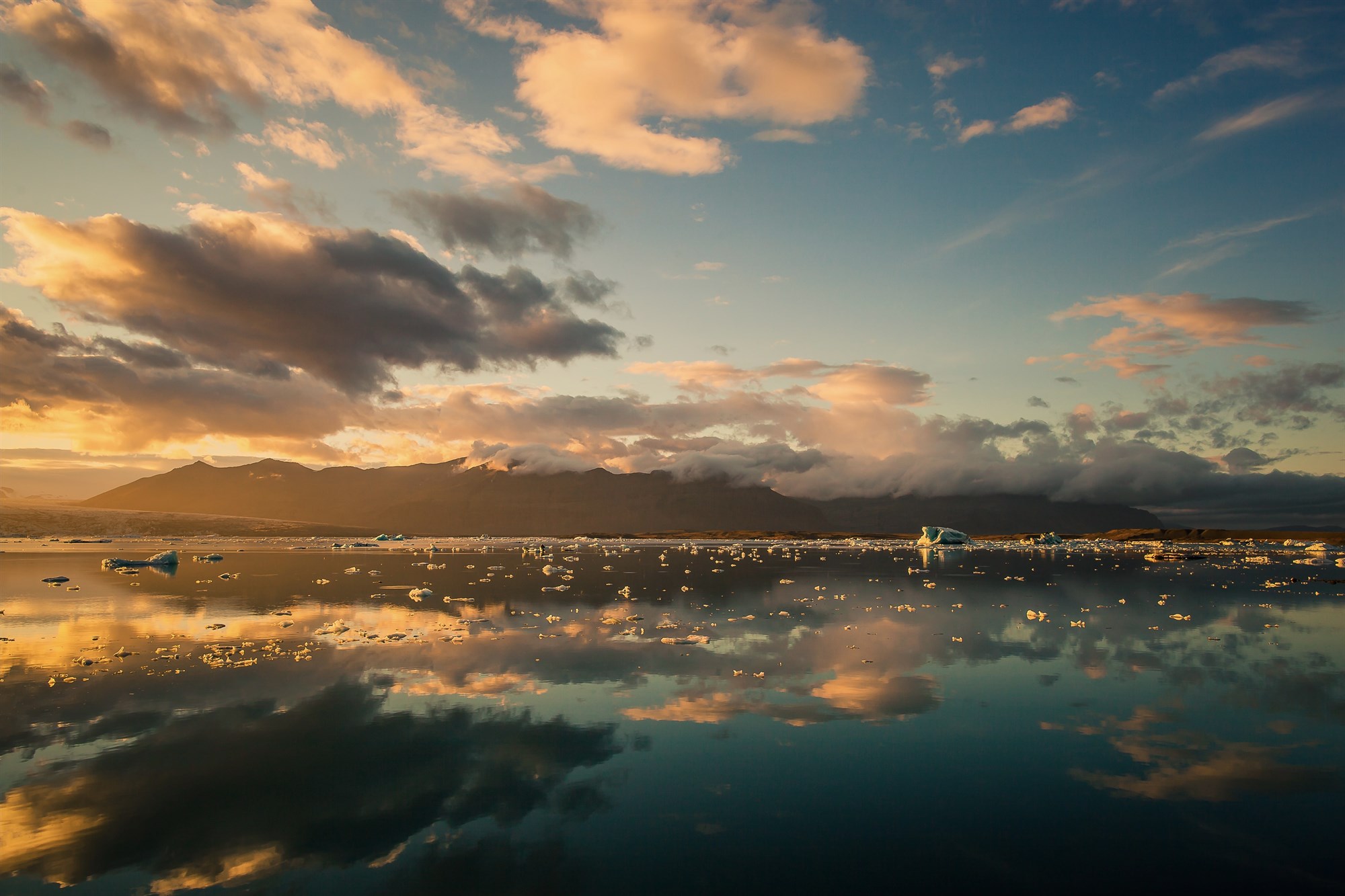 Midnight sun at Jokulsarlon Glacier Lagoon