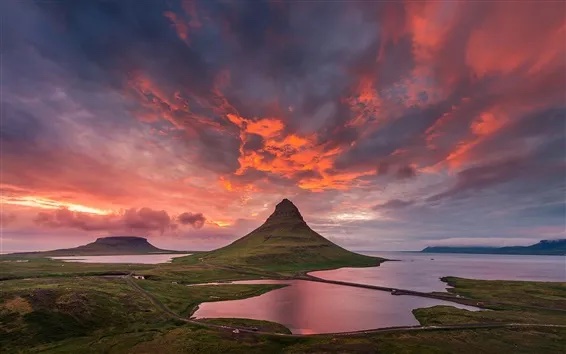 Midnight sun in Kirkjufell